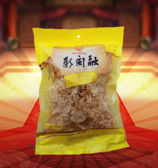 新閩融一級銀耳產自浙江麗水100g每袋，銀耳味甘、淡、性平、無毒，既有補脾開胃的功效，又有益氣清腸、滋陰潤肺的作用。既能增強人體免疫力，又可增強腫瘤患者對放、化療的耐受力。銀耳富有天然植物性膠質，外加其具有滋陰的作用，是可以長期服用的良好潤膚食品。