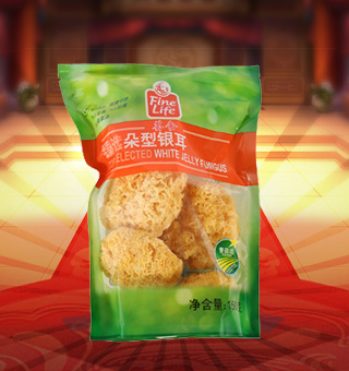 薈食(FINE LIFE)臻選朵型銀耳產自福建寧德150g每袋，精選優(yōu)質片狀銀耳經過領先工藝烘干而成，衛(wèi)生安全，色澤乳白色，半透明，柔軟有彈性?？芍苯优c肉絲爆炒、與枸杞、紅棗煲湯，或作為佐料，葷素皆宜，食法多樣，是一道美味食材。采用透明的塑料包裝，大氣美觀，新鮮清晰可見，方便消費者們的選購，質量保證，放心購買。