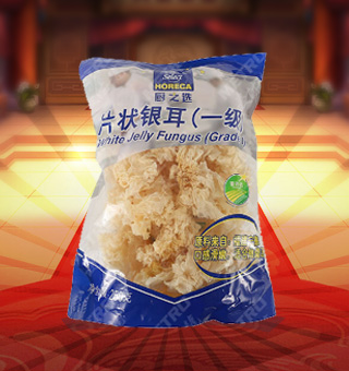 廚之選HS一級片狀銀耳產自福建寧德250g每袋，精選優(yōu)質片狀銀耳經過領先工藝烘干而成，衛(wèi)生安全，色澤乳白色，半透明，柔軟有彈性?？芍苯优c肉絲爆炒、與枸杞、紅棗煲湯，或作為佐料，葷素皆宜，食法多樣，是一道美味食材。采用透明的塑料包裝，大氣美觀，新鮮清晰可見，方便消費者們的選購，質量保證，放心購買。