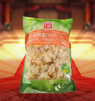 薈食(FINE LIFE)特級片狀銀耳產自福建寧德250g每袋，精選優(yōu)質片狀銀耳經過領先工藝烘干而成，衛(wèi)生安全，色澤乳白色，半透明，柔軟有彈性?？芍苯优c肉絲爆炒、與枸杞、紅棗煲湯，或作為佐料，葷素皆宜，食法多樣，是一道美味食材。采用透明的塑料包裝，大氣美觀，新鮮清晰可見，方便消費者們的選購，質量保證，放心購買。
