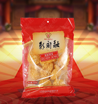 新閩融朵型銀耳產自浙江麗水250g每袋，精選優(yōu)質原材料，綠色種植，陽光充沛，人工采摘篩選，品質保證，不添加任何防腐劑與人工色素。安全衛(wèi)生，色澤嫩白，口感細膩香醇，是家庭、賓館、餐廳、席間的上等佐料，保留了豐富的營養(yǎng)成分。采取透明包裝，新鮮清晰可見，干凈衛(wèi)生，方便存放冷藏，方便消費者們的選購，安全健康，放心購買。