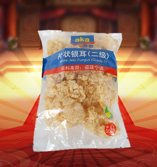 宜客(AKA)二級片狀銀耳產自福建寧德500g每袋，精選優(yōu)質片狀銀耳經過領先工藝烘干而成，衛(wèi)生安全，色澤乳白色，半透明，柔軟有彈性?？芍苯优c肉絲爆炒、與枸杞、紅棗煲湯，或作為佐料，葷素皆宜，食法多樣，是一道美味食材。采用透明的塑料包裝，大氣美觀，新鮮清晰可見，方便消費者們的選購，質量保證，放心購買。